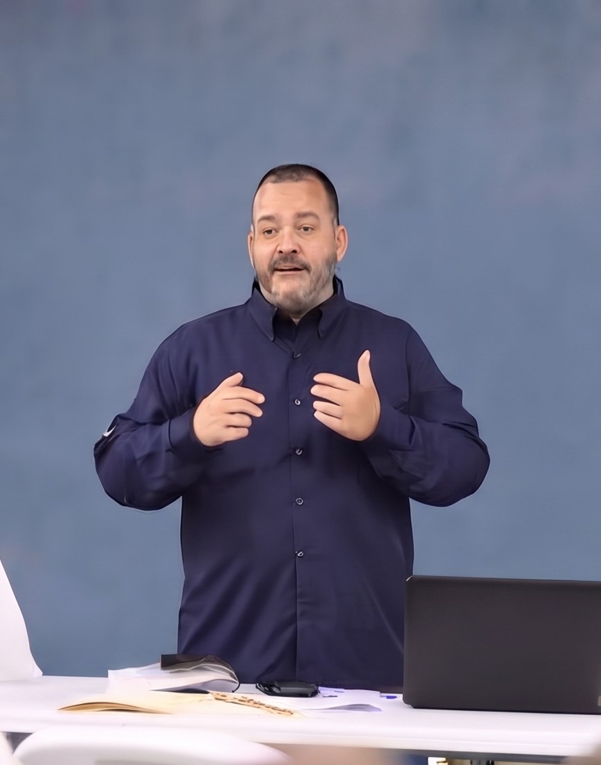 Francisco Irlanda Méndez dictando un adiestramiento de seguridad