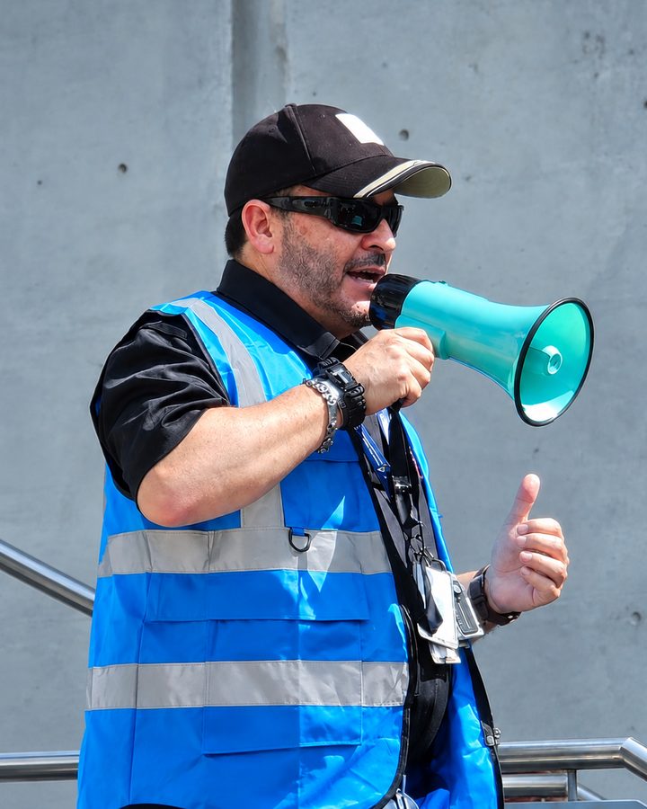 Francisco Irlanda dirigiendo un simulacro de emergencia con megáfono